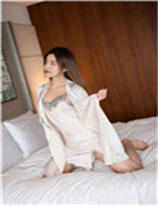《18美女裸免费观看网站》