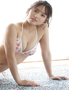 《被压在教室桌子上抽插》