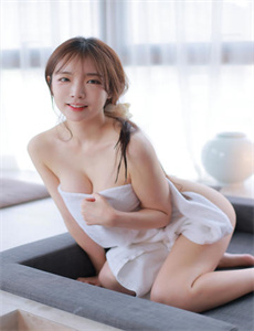 《老师扒开粉嫩小泬让我添》